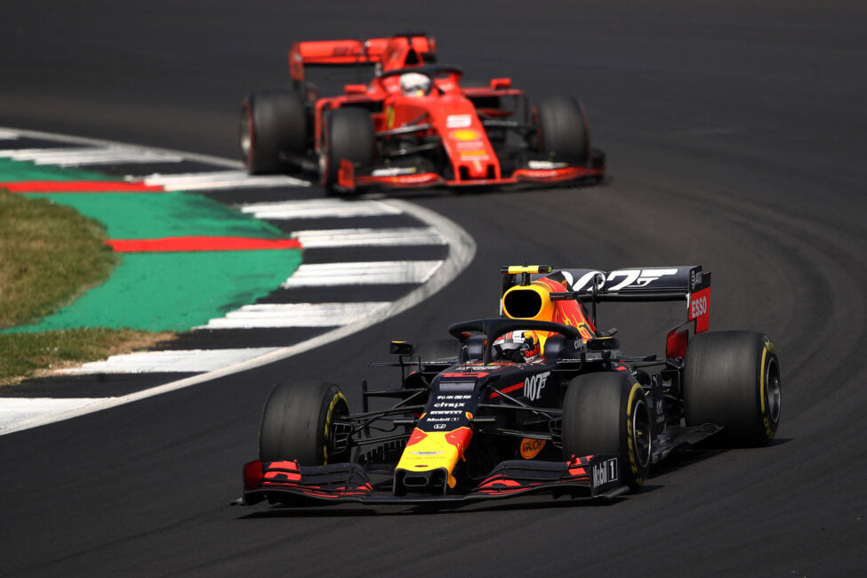 			© Getty Images/Red Bull Contentpool | Sebastian Vettel achtervolgd Pierre Gasly, Groot-Brittannië, 2019
	