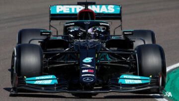 Mercedes explain why Hamilton's stop was slow